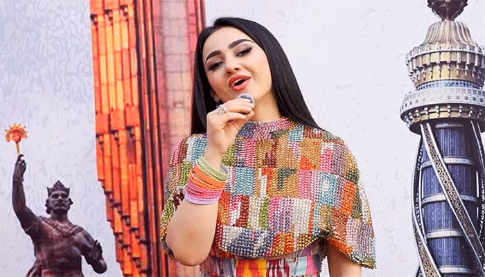 تاجک گلوکارہ نے ’میرے رشک قمر‘ گا کر سب کو حیران کردیا