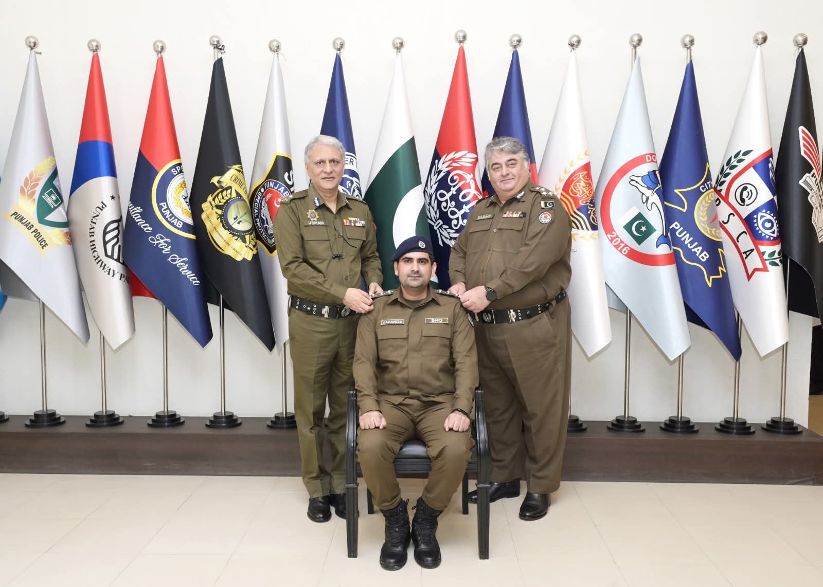 سوشل میڈیا پر چلنے والی ویڈیو کا ڈی پی او فیصل شہزاد کی ہدایت پر واقعے کا نوٹس لیتے ہوئےتھانہ نیکاپورہ کے ایس ایچ او جانزیب خان نے بزرگ شہری کی درخواست پر فوری کارروائی کی