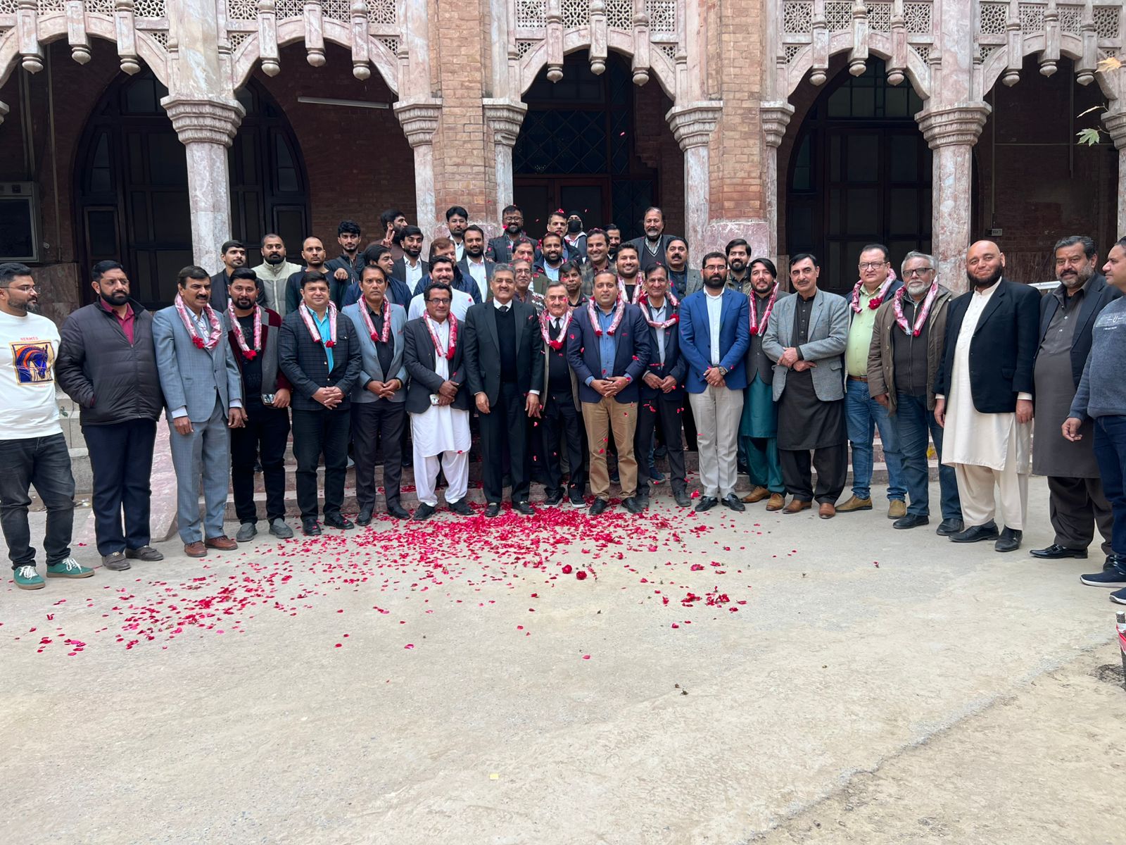 کورٹس جرنلسٹس ایسوسی ایشن کے انتخابات میں محمد اشفاق صدر ،محمد ہارون سیکرٹری ، عمران احسان سئنیر نائب صدر ،شیخ زین العابدین نائب صدر اور رانا بلال فنانس سیکرٹری ،سلیمان اعوان انفارمیشن سیکرٹری اور اسد شاہ سیکرٹری ڈیجیٹل میڈیا منتخب ہوگئے