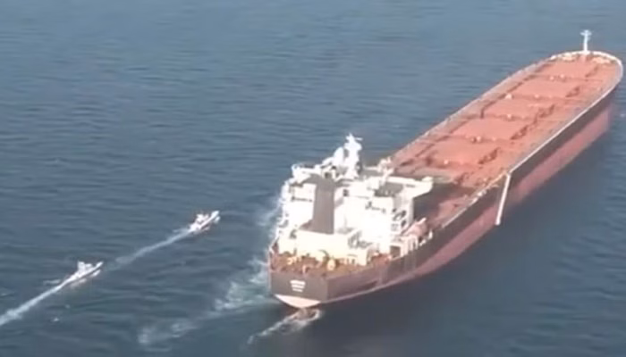 آبنائے ہرمز میں بھارت جانے والا کارگو جہاز پراجیکٹائل سے ٹکرا گیا۔