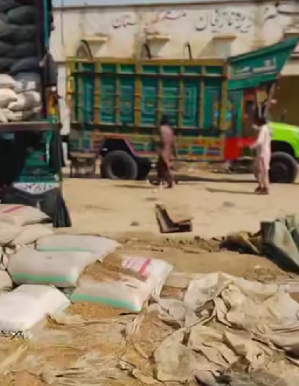 یرہ غازی خان فوڈ سنٹر میں کروڑوں کا غبن۔ گندم میں مٹی کی ملاوٹ اور بدبو دار سٹاک کی سپلائی کا انکشاف