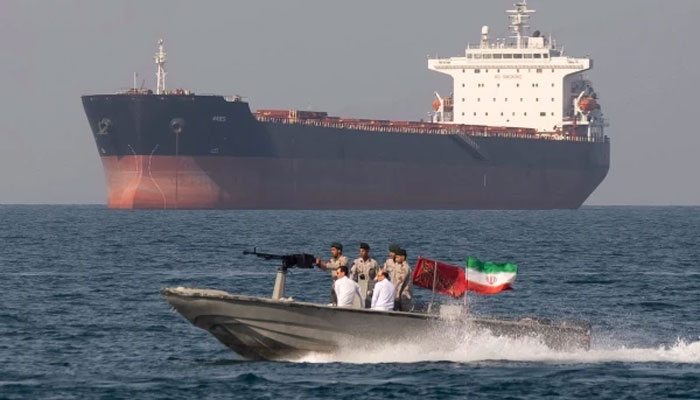 آبنائے ہرمز میں ایران کے حملے تیز،متعدد جہازوں کو نشانہ بنایا، پاسداران انقلاب کا انتباہ جاری