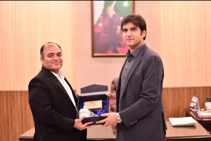 ڈپٹی کمشنر ٹھٹھہ سرمد علی بھاگت سے زہبسٹ کیمپس گھارو کے ہیڈ ڈاکٹر وجے کمار نے ملاقات کی