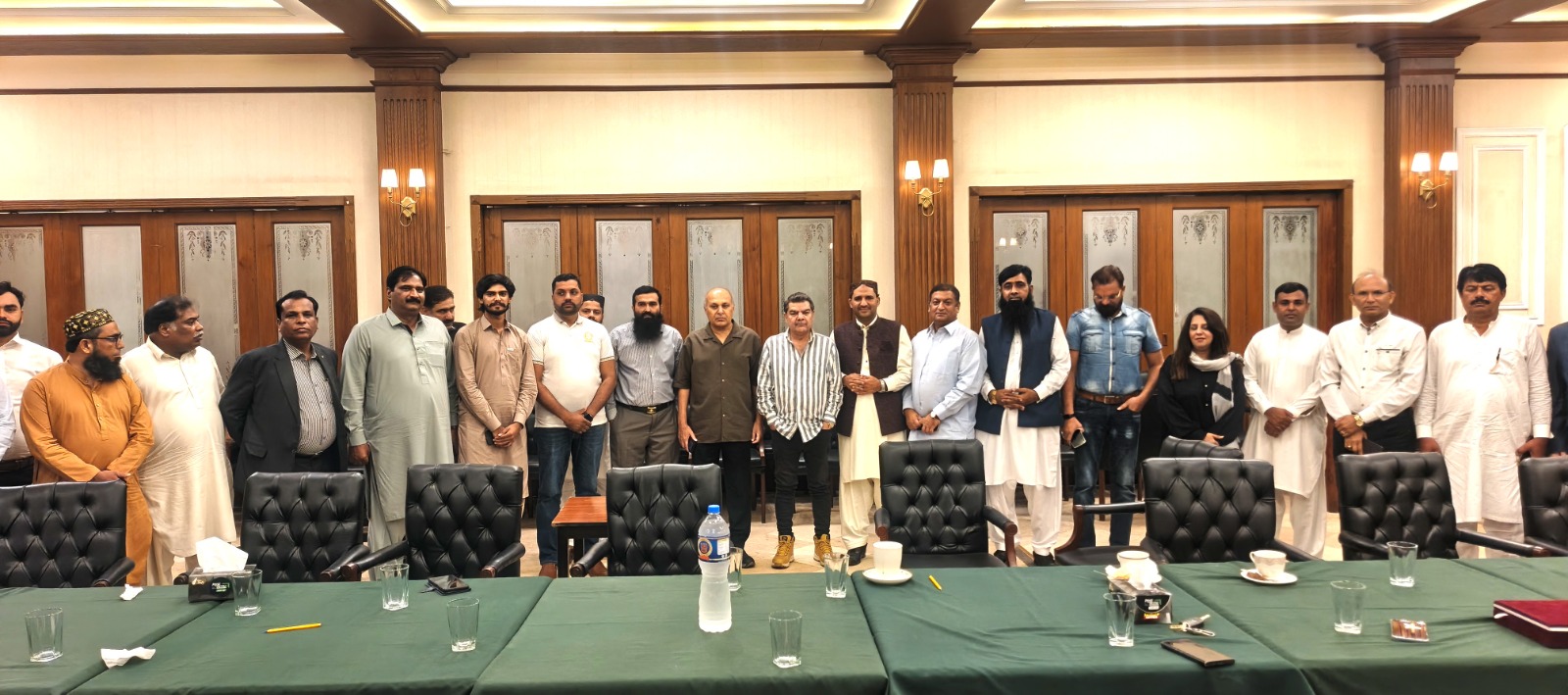 باغی رائیٹرز فورم کے اراکین کی سرپرست مبشر لقمان کے ہمراہ تعارفی نشست